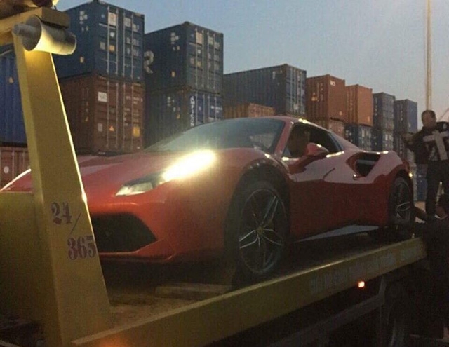 Siêu xe Ferrari 488 Spider đỏ rực xông đất Việt Nam trong năm 2017 - Ảnh 3.