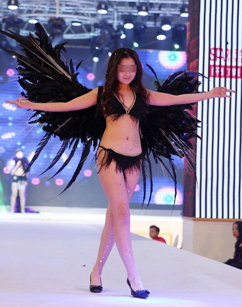 trung-quoc-mau-nhi-mac-noi-y-trinh-dien-gay-buc-xuc-2