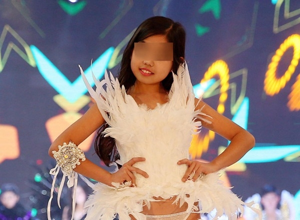 trung-quoc-mau-nhi-mac-noi-y-trinh-dien-gay-buc-xuc-5