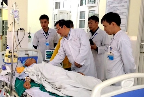  PGS.TS Lương Ngọc Khuê, Cục trưởng Cục Quản lý Khám, chữa bệnh thăm hỏi bệnh nhân Nhật sau mổ. Ảnh: L.H 