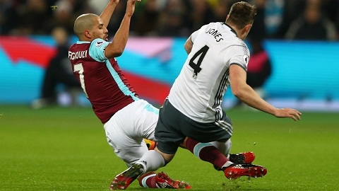 Tien ve Sofiane Feghouli duoc xoa the do hinh anh