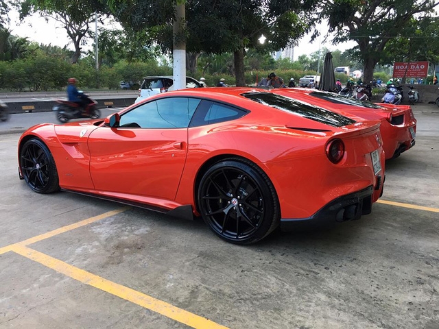 Ferrari F12 Berlinetta độ hàng độc của Cường Đô-la bị cảnh sát tuýt còi - Ảnh 2.