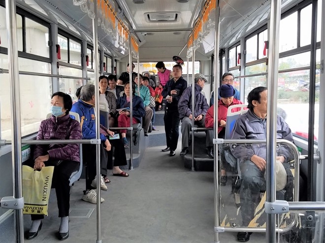 Hanh khach cham 8-10 diem cho xe buyt nhanh BRT hinh anh 1