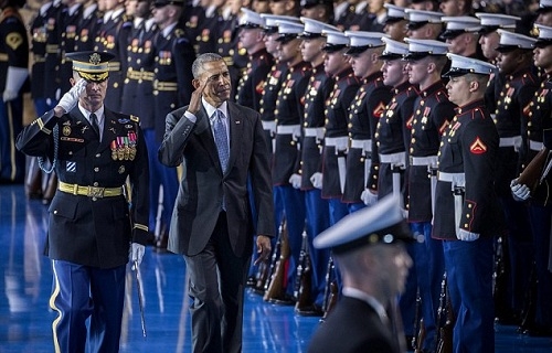 linh-my-ngat-xiu-trong-le-tu-biet-cua-obama-1