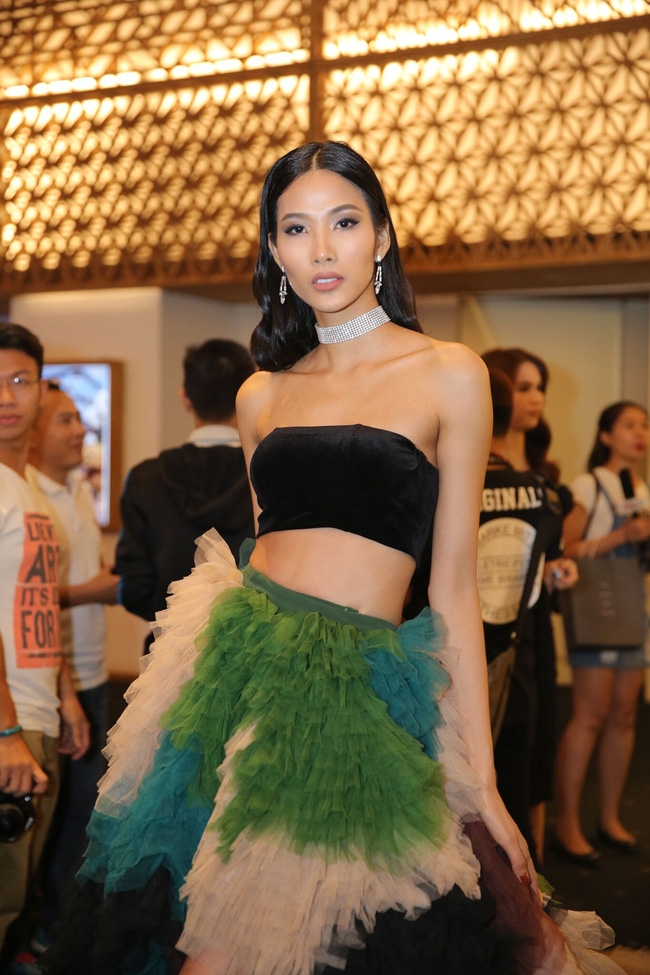 Ngọc Trinh đọ dáng với Khánh My cùng dàn mỹ nhân Việt trong sự kiện - Ảnh 6.