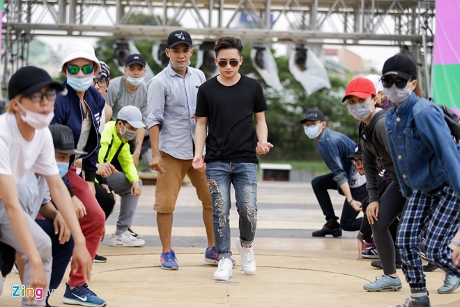 Phan Manh Quynh va ban gai mac do doi den tap ZMA hinh anh 4