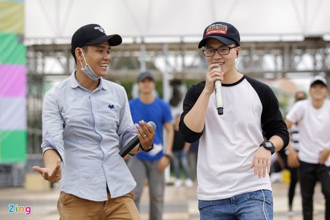 Phan Manh Quynh va ban gai mac do doi den tap ZMA hinh anh 9