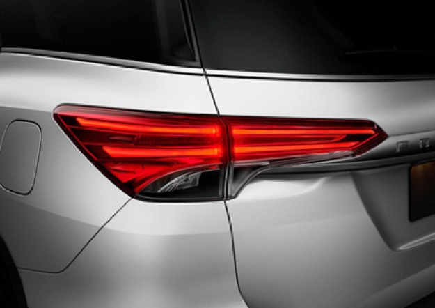 Toyota Fortuner 2017 gia cao nhat 1,3 ty tai Viet Nam hinh anh 2