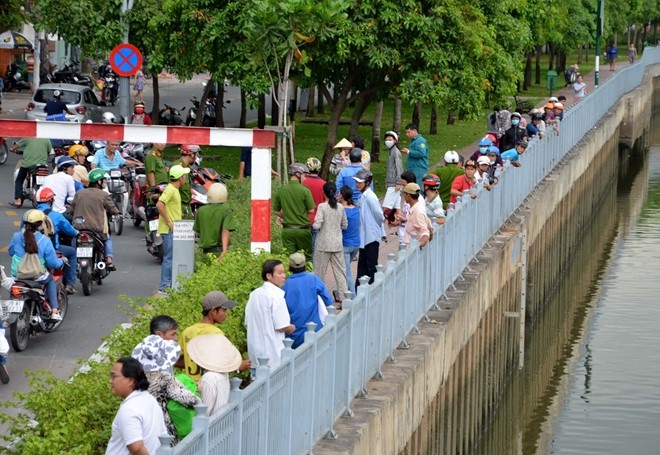 Chong danh vo roi nhay xuong kenh Nhieu Loc tron cong an hinh anh 1