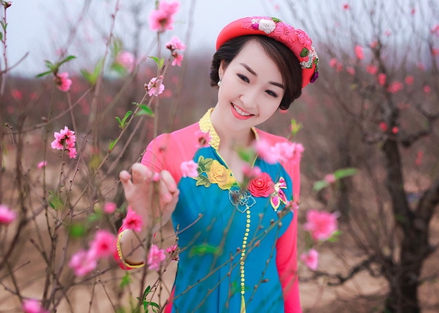 Hình ảnh của Bùi Trang Nhung diện trang phục lạ dạo vườn đào Tết do nhiếp ảnh Đỗ Xuân Bút thực hiện.