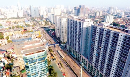 Hết đường Lê Văn Lương, nay lại đến đường Tố Hữu, cao ốc san sát mọc lên với tốc độ chóng mặt. Ảnh: Anh Tuấn.