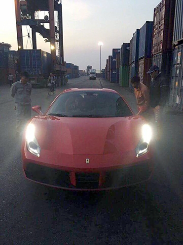 chi-tiet-ferrari-488-spider-dau-tien-cap-cang-sai-gon