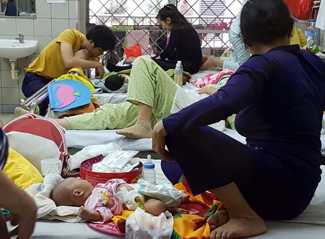 Đến 60% bệnh nhi đi khám vì bệnh lý hô hấp. Trong đó, viêm phổi rơi vào nhóm trẻ dưới 2 tuổi rất nhiều. Ảnh: H.Hải