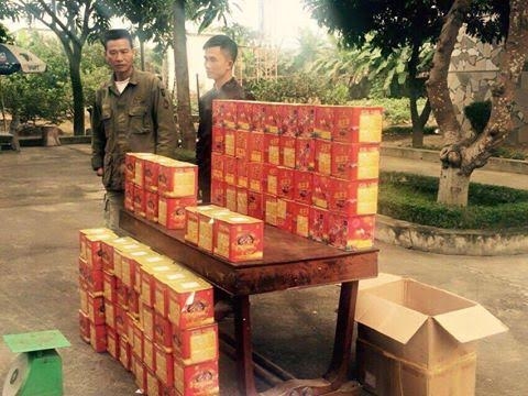 nghe an: bat qua tang 2 doi tuong van chuyen hon 150 kg phao hinh anh 1