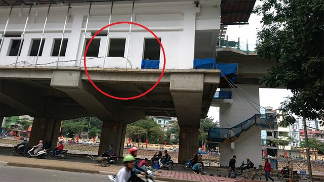  Vị trí người đàn ông rơi từ nhà ga đường sắt trên cao xuống nền đường (vòng tròn đỏ). 
