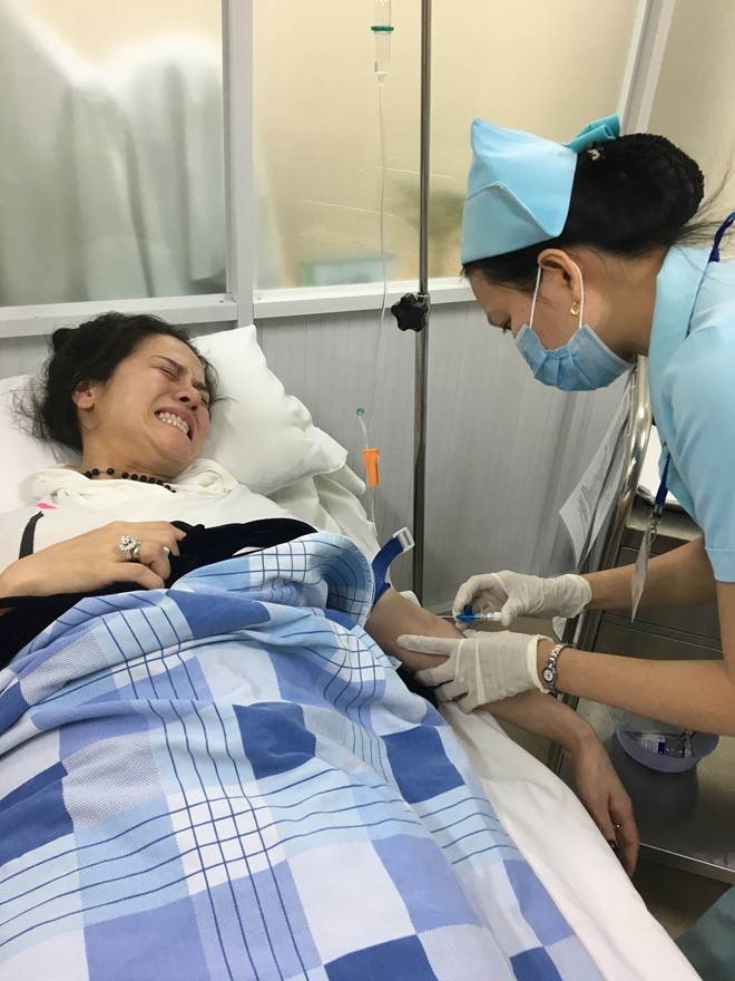 Nhat Kim Anh ngat xiu tren may bay, phai nhap vien cap cuu hinh anh 1