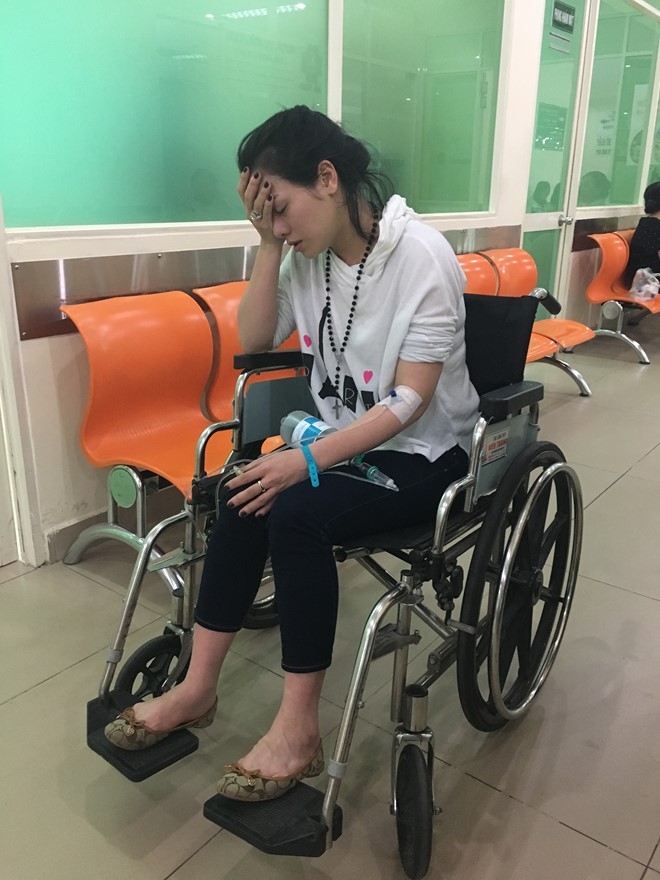 Nhat Kim Anh ngat xiu tren may bay, phai nhap vien cap cuu hinh anh 2