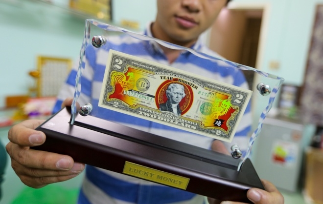 Săn tiền in hình gà các nước để lì xì Tết ở Sài Gòn