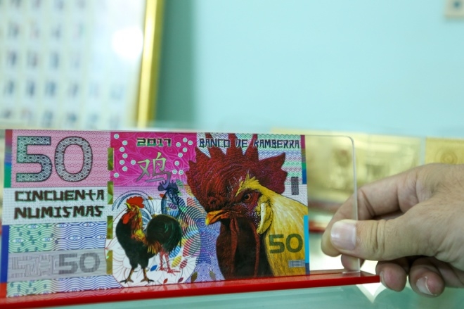 Săn tiền in hình gà các nước để lì xì Tết ở Sài Gòn