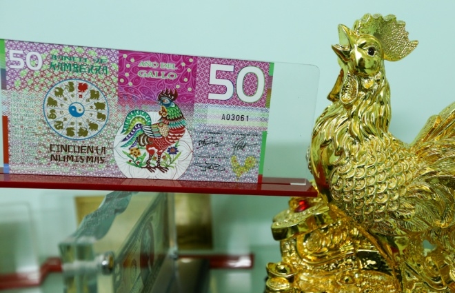 Săn tiền in hình gà các nước để lì xì Tết ở Sài Gòn