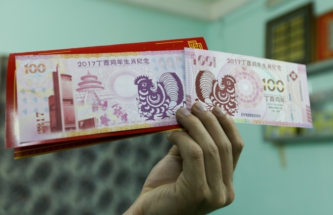 Săn tiền in hình gà các nước để lì xì Tết ở Sài Gòn