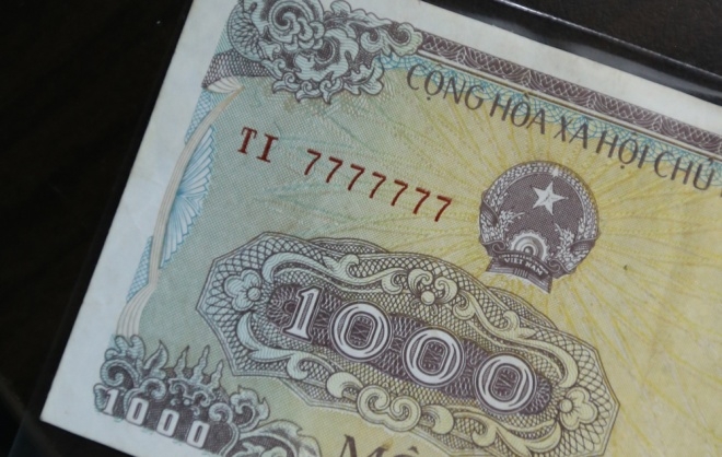 Săn tiền in hình gà các nước để lì xì Tết ở Sài Gòn