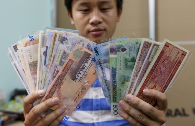 Săn tiền in hình gà các nước để lì xì Tết ở Sài Gòn