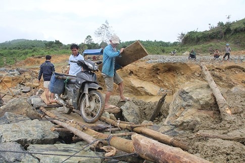 Tự kê ván làm cầu tạm, thu phí giá ‘cắt cổ’ - ảnh 4