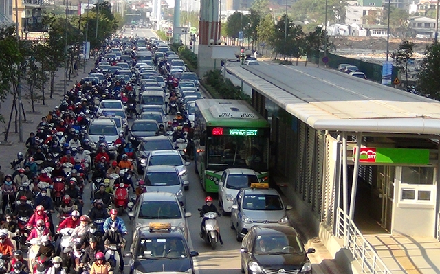 Đường Lê Văn Lương kéo dài (đường Tố Hữu) quá tải sau 6 năm thông xe