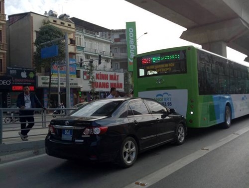 Lấn làn, xe biển xanh húc đuôi buýt nhanh BRT ảnh 1