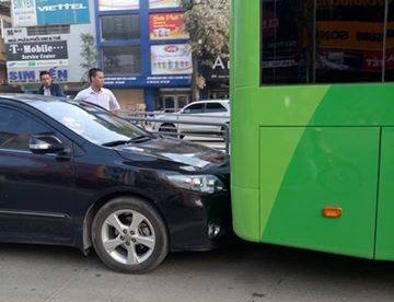 Lấn làn, xe biển xanh húc đuôi buýt nhanh BRT ảnh 2