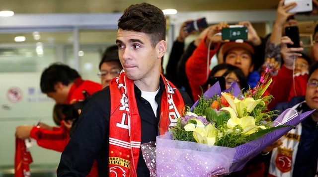 Sau khi không tìm được chỗ đứng ở Chelsea mùa này, Oscar đã đưa ra quyết định bất ngờ khi tới Trung Quốc đầu quân cho CLB Thượng Hải SIPG. Nói vậy bởi lẽ, cầu thủ này vẫn còn rất trẻ và có nhiều cơ hội thăng tiến trong sự nghiệp. Tuy nhiên, việc sang Trung Quốc cũng giúp Oscar có thu nhập khổng lồ (400.000 bảng/tuần, xếp thứ 2 thế giới). Chelsea cũng “lời to” ở vụ này khi thu về tới… 51 triệu bảng.