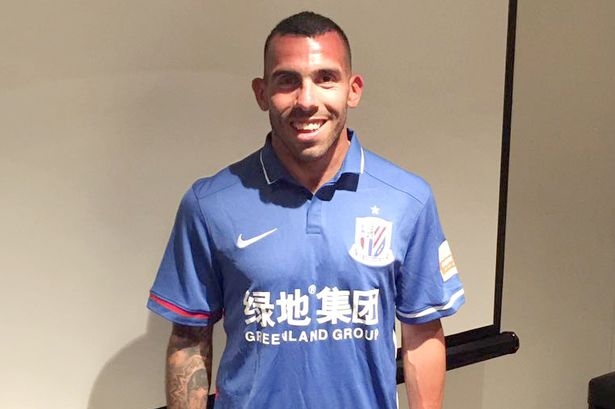 Việc Shanghai Shenhua vung tới 71 triệu bảng chiêu mộ cầu thủ hết thời như Carlos Tevez nằm ngoài sức tưởng tượng của nhiều người. Ngoài ra, El Apache còn trở thành cầu thủ nhận lương cao nhất lịch sử bóng đá với thu nhập 615.000 bảng/tuần.