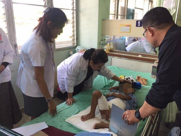 Cậu bé Thái Lan bị đánh đập, dội nước sôi dã man, cha mẹ bị cả cộng đồng mạng truy lùng - Ảnh 4.