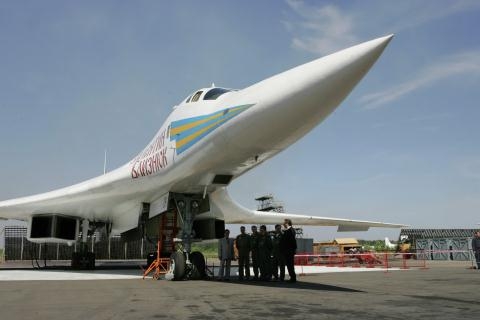 Nga dua gap Tu-160 phien ban moi vao trang bi 