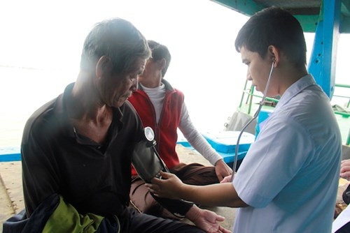 Tàu cá trôi dạt và 10 ngư dân đã vào bờ an toàn ảnh 2