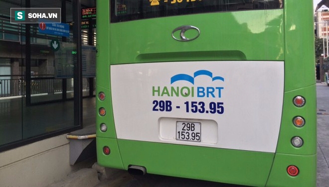 Vụ xe biển xanh 80A chạy sai làn, húc đuôi xe buýt nhanh: Cũng may xử lý kịp - Ảnh 1.