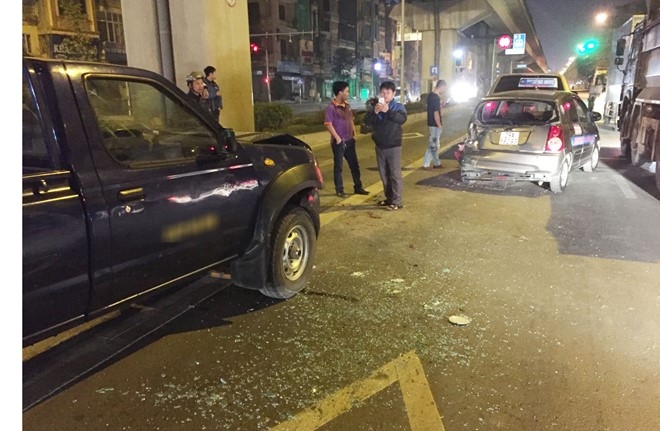 Xe bien xanh tong taxi, 3 nguoi nhap vien hinh anh 1