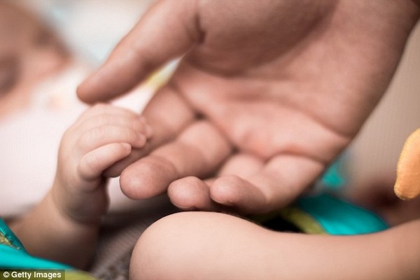 Người bà đã không muốn nhận cháu vì... quá xấu xí và không giống ai trong gia đình (Ảnh minh họa)