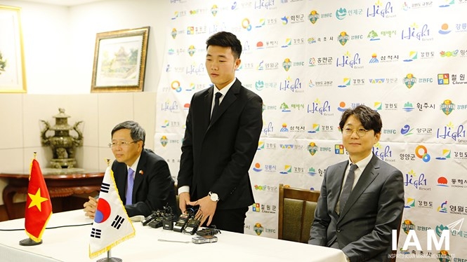Xuân Trường trong lễ ra mắt CLB Gangwon FC /// Nhân vật cung cấp