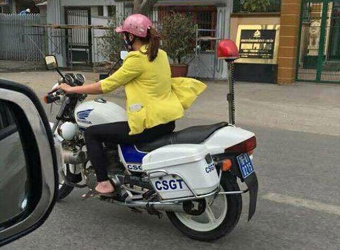 Mạng xã hội lan truyền hình ảnh một phụ nữ điều khiển chiếc mô tô nghiệp vụ gắn logo CSGT /// Ảnh: Mạng xã hội