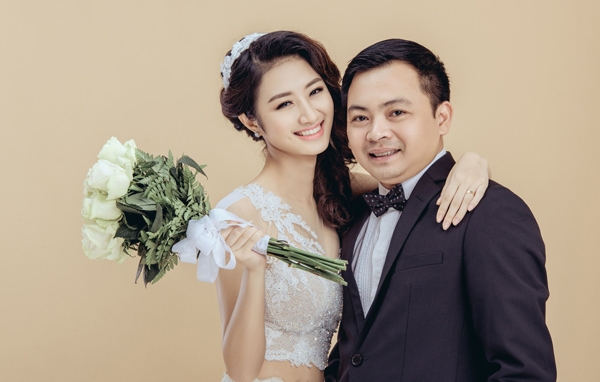 hoa-hau-thu-ngan-nep-vao-chong-dai-gia-trong-anh-cuoi-2