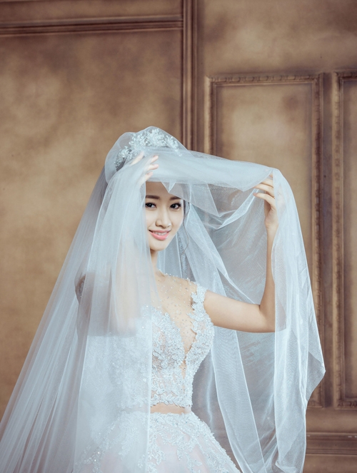 hoa-hau-thu-ngan-nep-vao-chong-dai-gia-trong-anh-cuoi-5