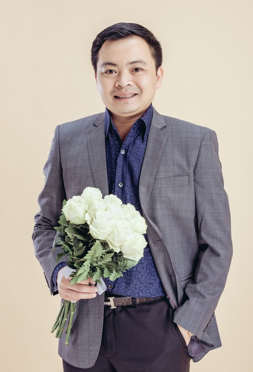 hoa-hau-thu-ngan-nep-vao-chong-dai-gia-trong-anh-cuoi-8