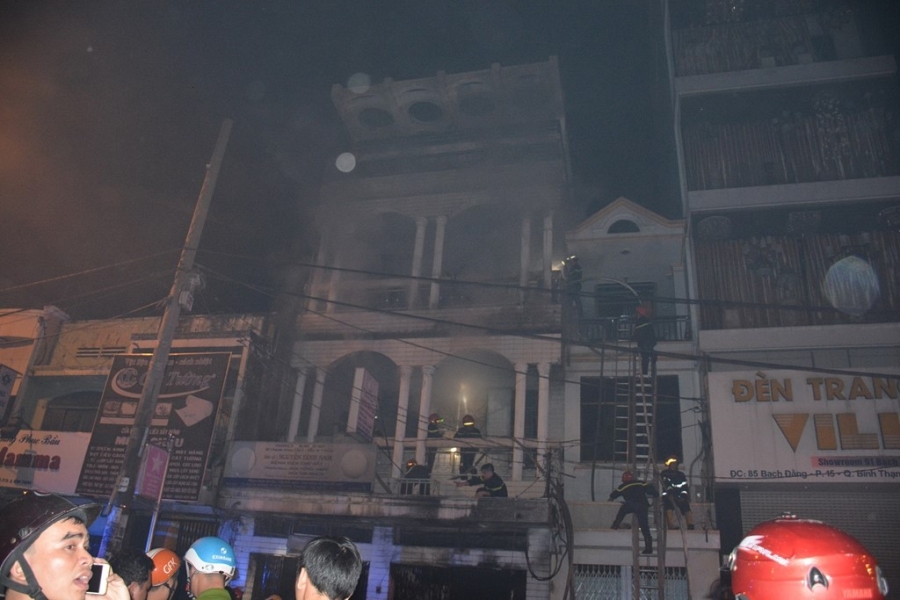 Linh cuu hoa pha cua, cuu 7 nguoi trong dam chay o Sai Gon hinh anh 3