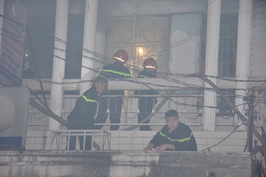 Linh cuu hoa pha cua, cuu 7 nguoi trong dam chay o Sai Gon hinh anh 4