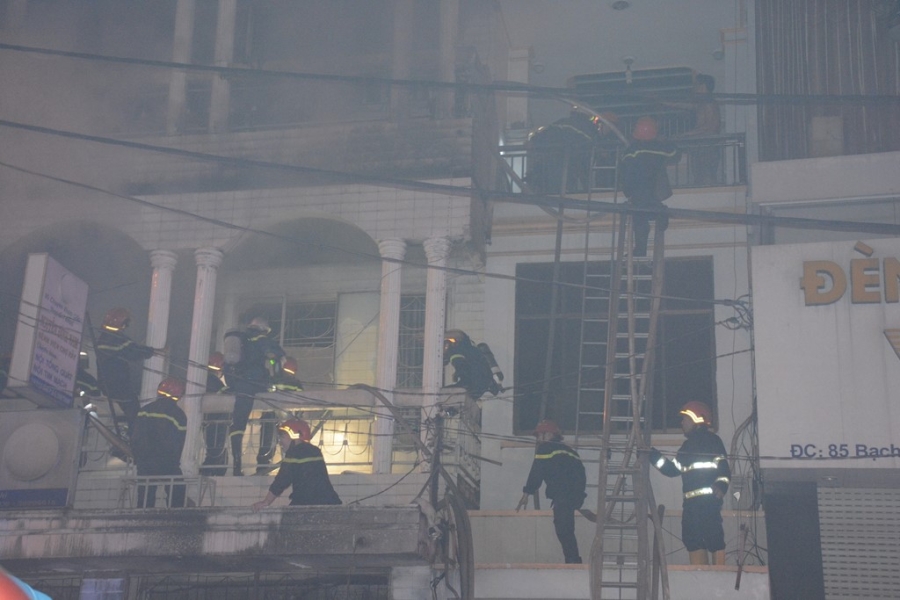 Linh cuu hoa pha cua, cuu 7 nguoi trong dam chay o Sai Gon hinh anh 5