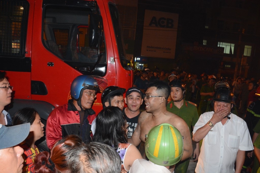 Lính cứu hỏa phá cửa, cứu 7 người trong đám cháy ở Sài Gòn hình ảnh 6 Linh cuu hoa pha cua, cuu 7 nguoi trong dam chay o Sai Gon hinh anh 6