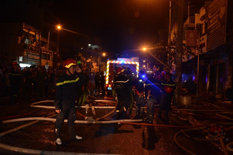 Linh cuu hoa pha cua, cuu 7 nguoi trong dam chay o Sai Gon hinh anh 7