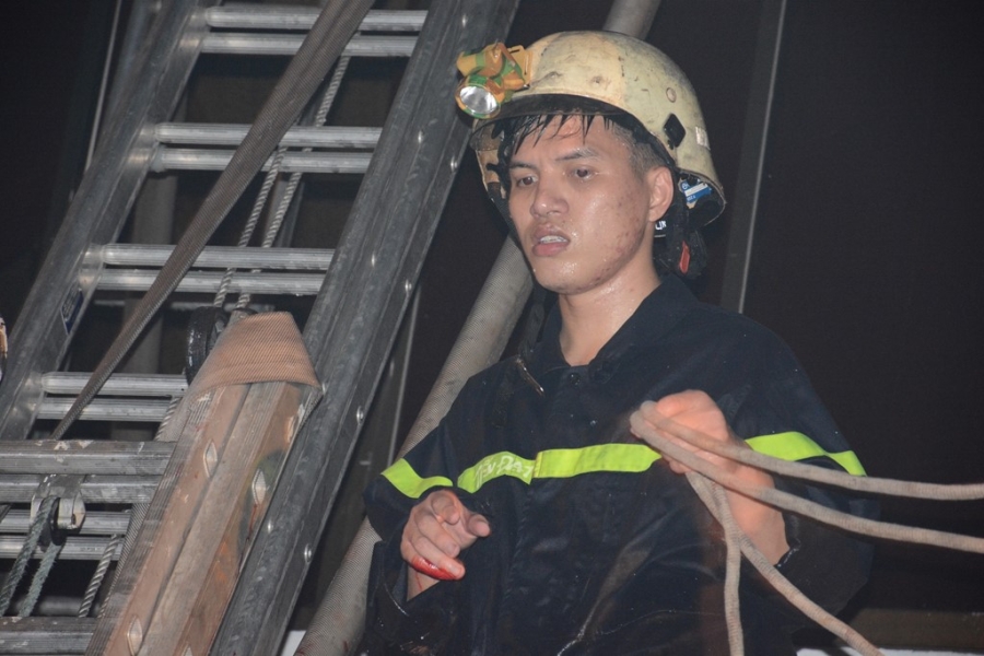 Linh cuu hoa pha cua, cuu 7 nguoi trong dam chay o Sai Gon hinh anh 8